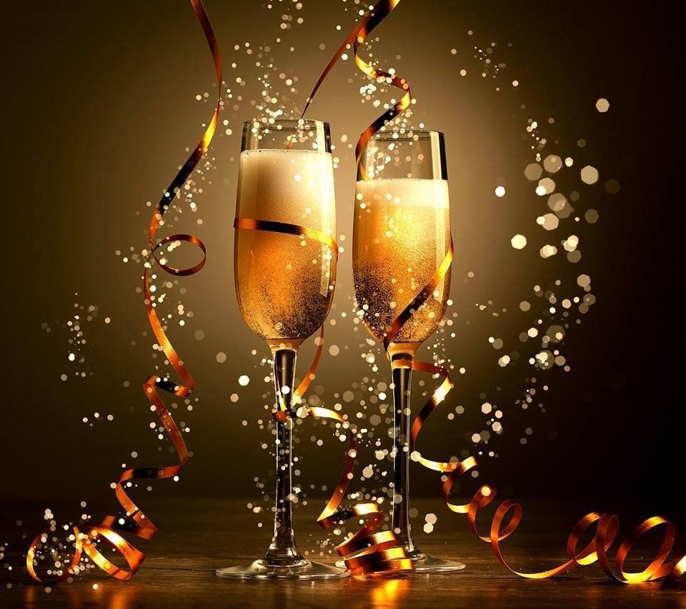 Dwa kieliszki szampana wśród fajerwerków